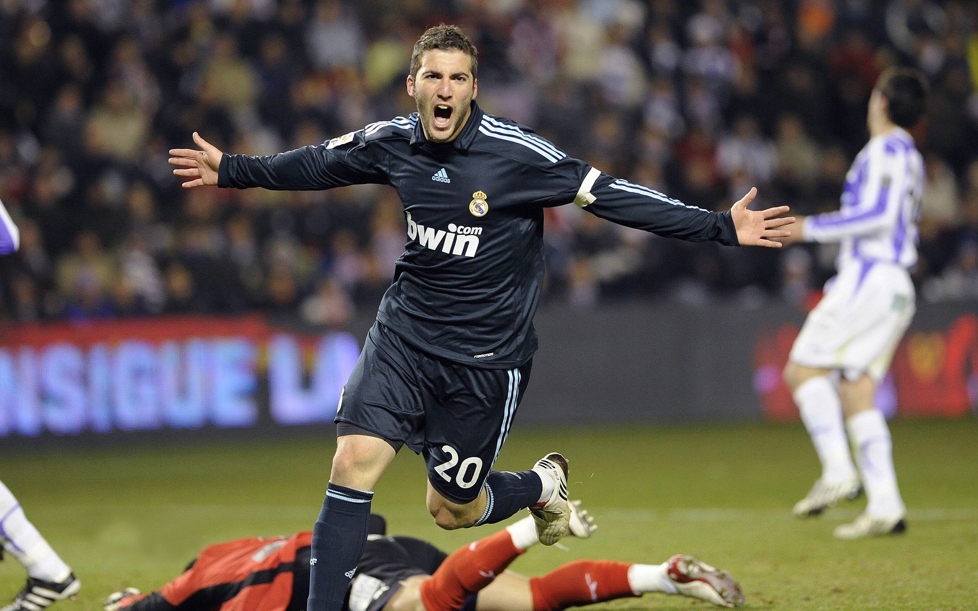 商业案例：俱乐部商业化运营实现票务与周边收入双增长，俱乐部运营策略